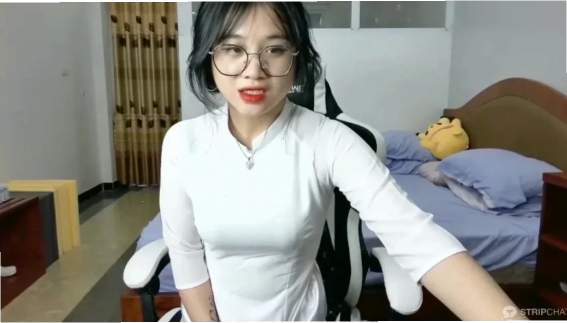 Gái xinh mặc áo dài live livestream Gái xinh mặc áo dài live livestream khoe vóc dáng