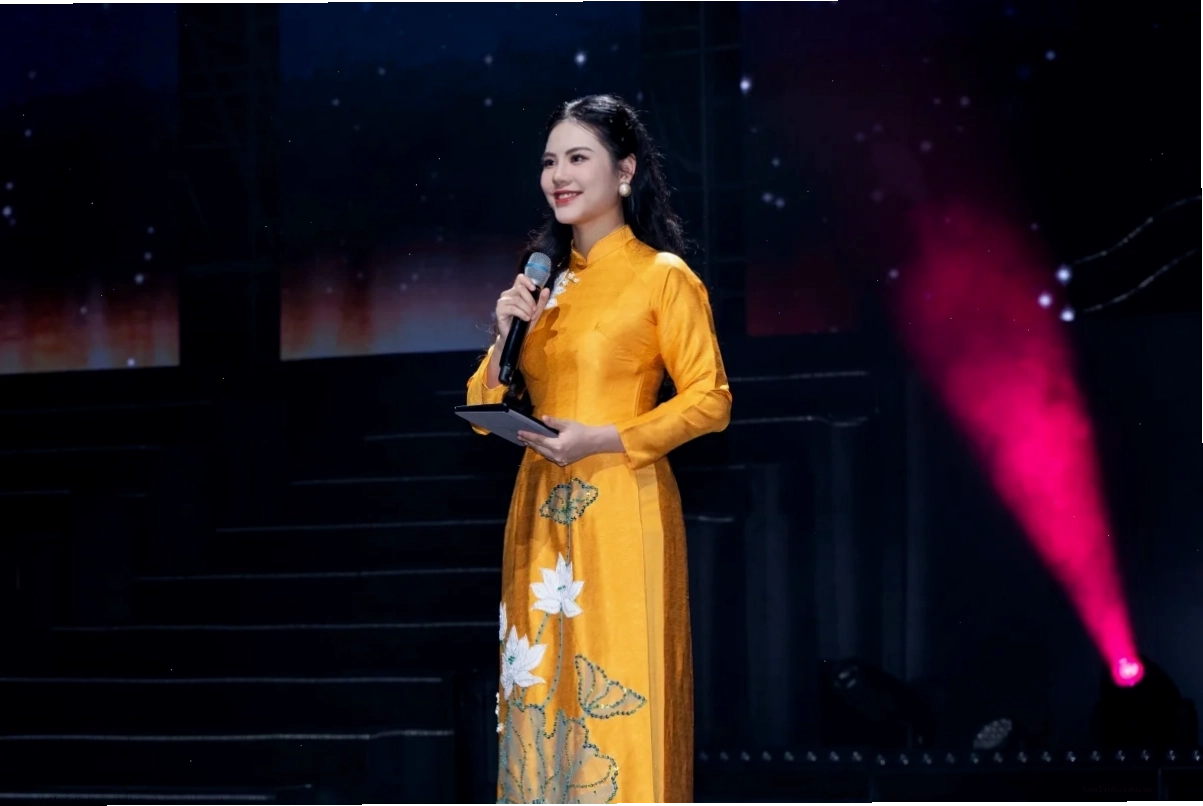 Gái xinh mặc áo dài live livestream Gái xinh mặc áo dài live livestream trong quán cà phê