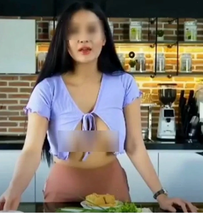 Gái xinh mặc áo dài live livestream Gái xinh mặc áo dài live livestream tươi tắn