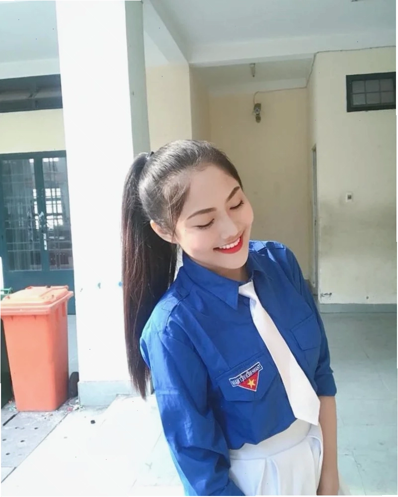 gái xinh mặc áo đoàn chăm chỉ