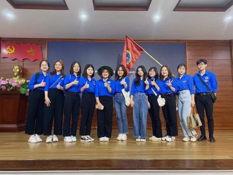 gái xinh mặc áo đoàn chân thành