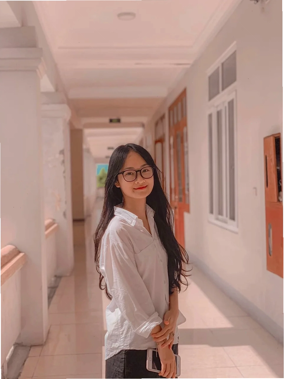 gái xinh mặc áo đoàn cười tươi