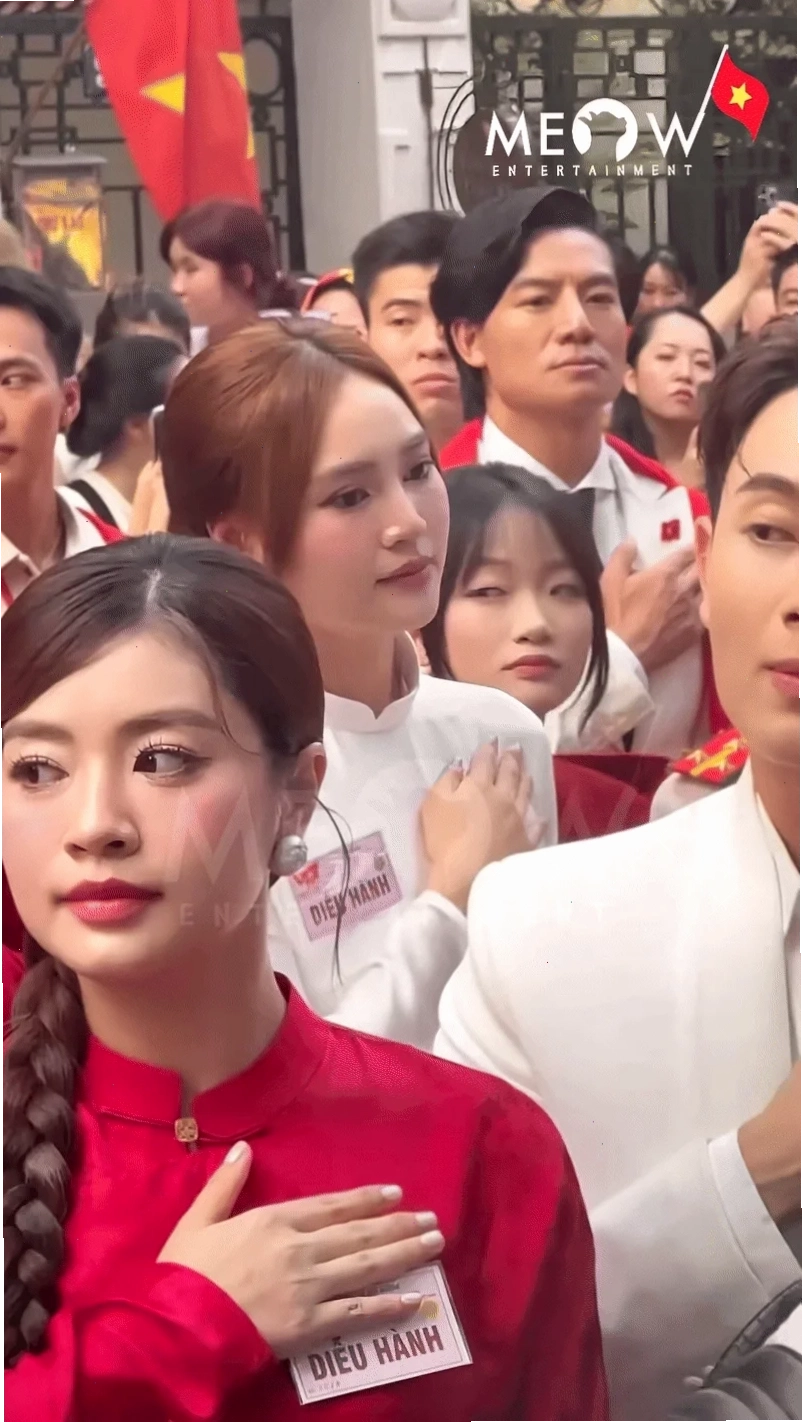 gái xinh mặc áo đoàn dịu dàng