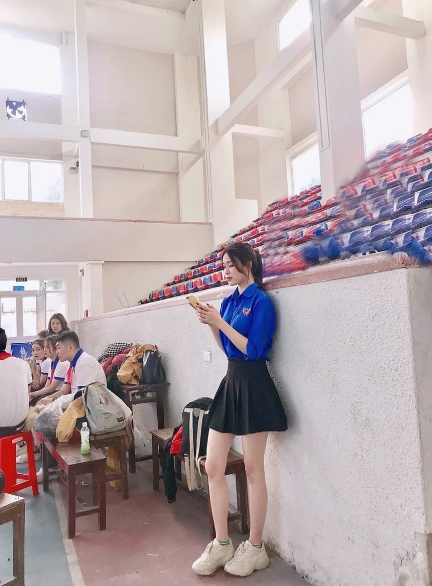gái xinh mặc áo đoàn duyên dáng