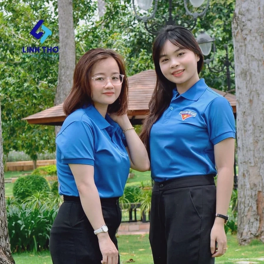 gái xinh mặc áo đoàn duyên dáng