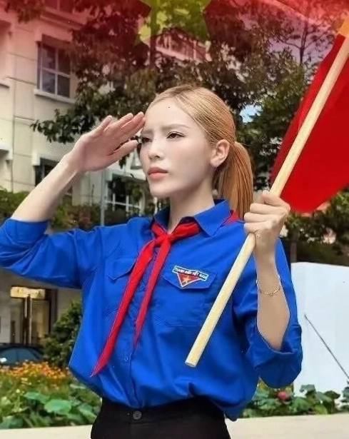gái xinh mặc áo đoàn hiền hậu