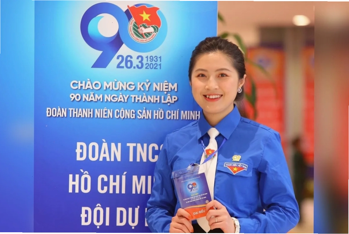 gái xinh mặc áo đoàn hồn nhiên