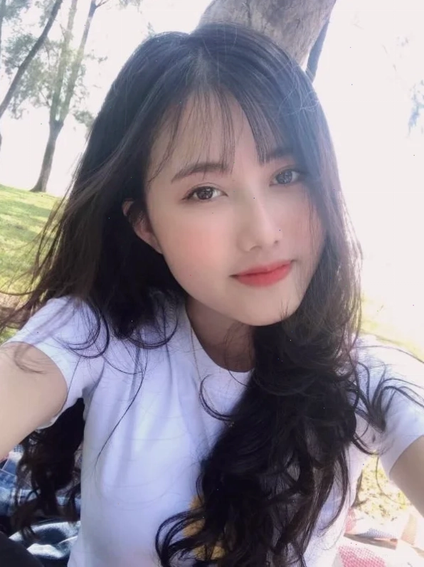 gái xinh mặc áo đoàn khỏe mạnh