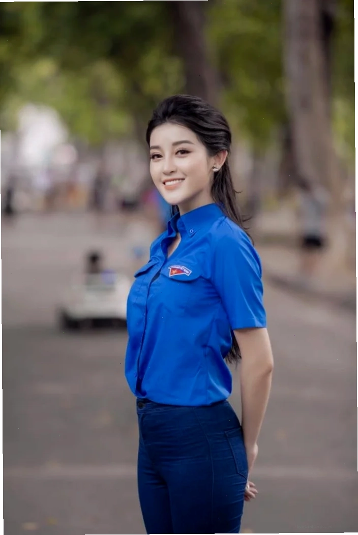 gái xinh mặc áo đoàn năng động