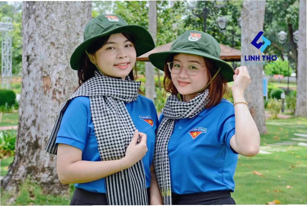 gái xinh mặc áo đoàn nghiêm túc