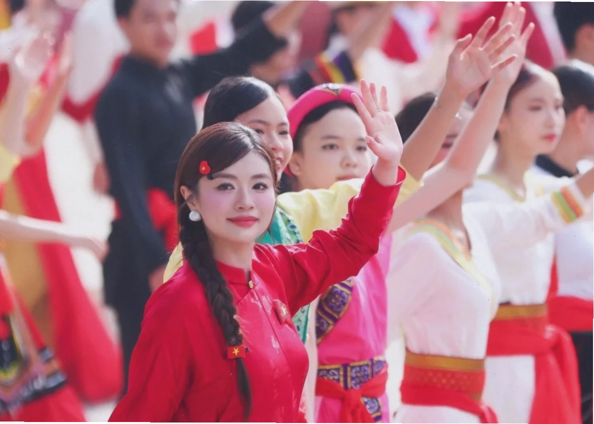 gái xinh mặc áo đoàn nhẹ nhàng