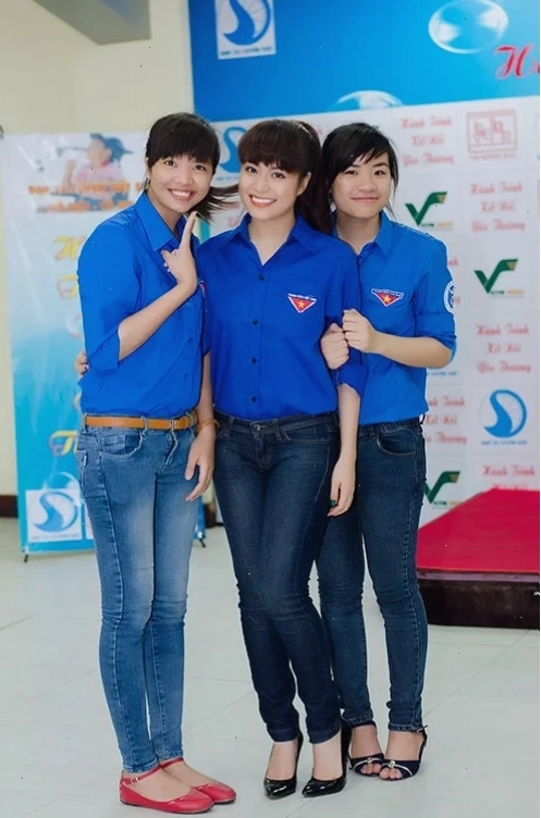 gái xinh mặc áo đoàn nhiệt huyết