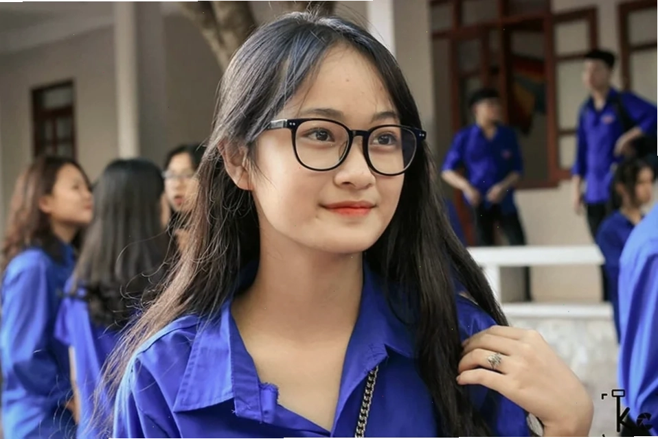 gái xinh mặc áo đoàn rạng rỡ
