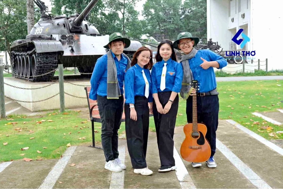 gái xinh mặc áo đoàn rạng rỡ