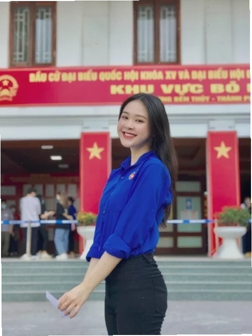 gái xinh mặc áo đoàn tâm huyết