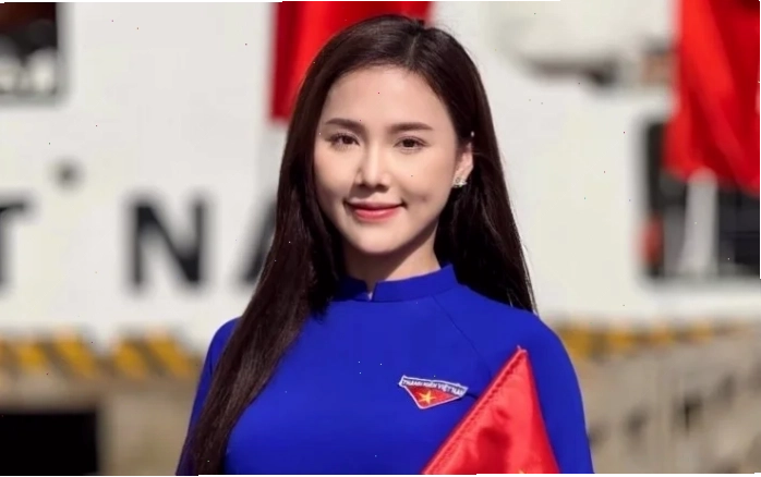 gái xinh mặc áo đoàn tập luyện