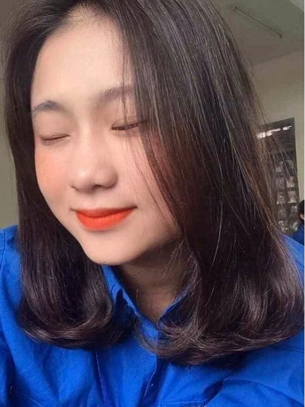 gái xinh mặc áo đoàn thanh lịch