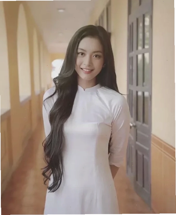 gái xinh mặc áo đoàn thanh tú