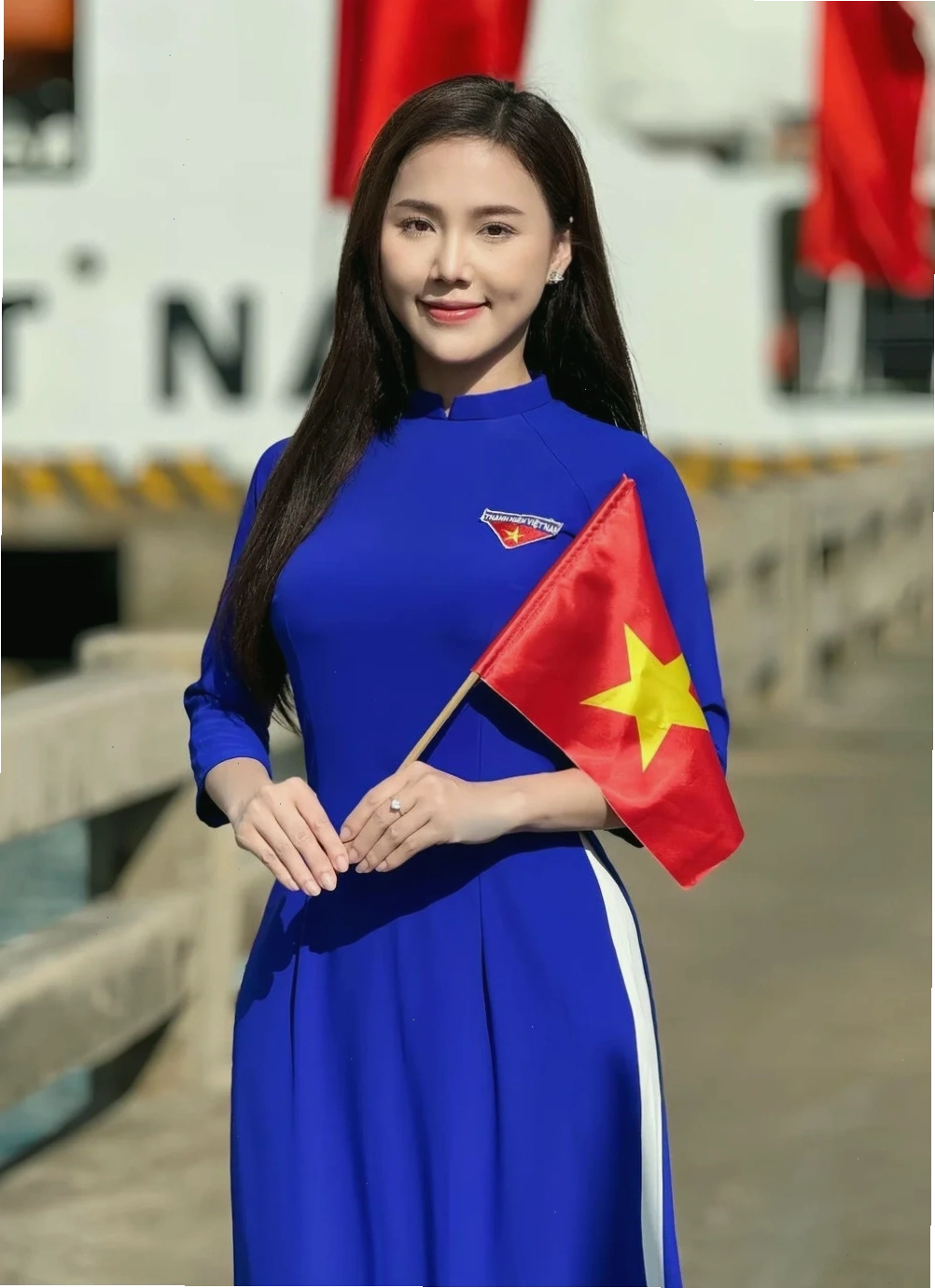 gái xinh mặc áo đoàn trẻ trung