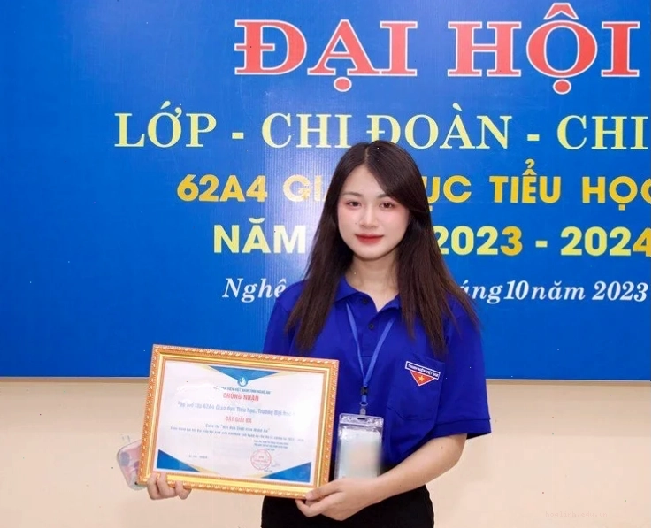 gái xinh mặc áo đoàn trong đại hội