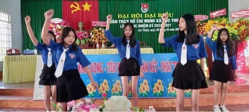 gái xinh mặc áo đoàn tự tin