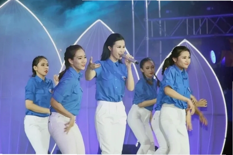 gái xinh mặc áo đoàn tươi tắn