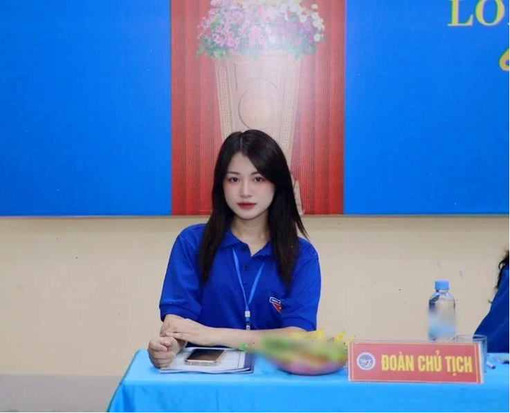 gái xinh mặc áo đoàn tươi tắn