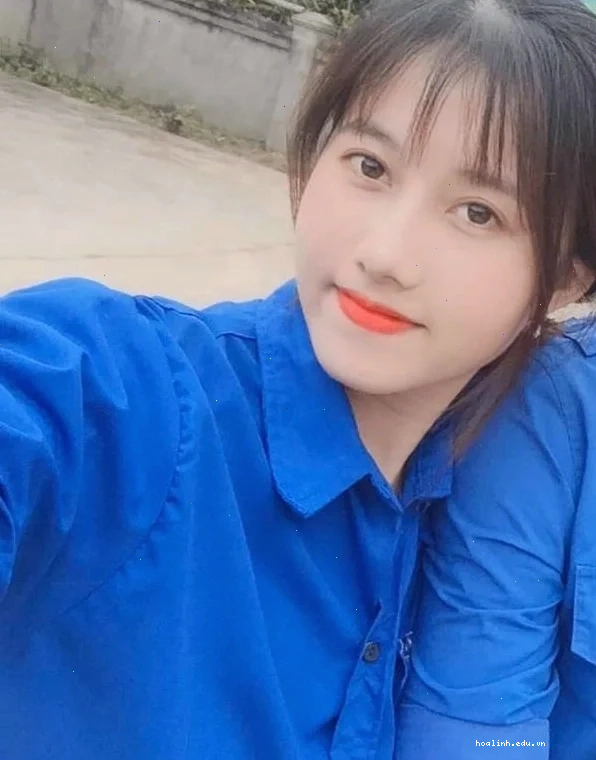 gái xinh mặc áo đoàn xinh xắn