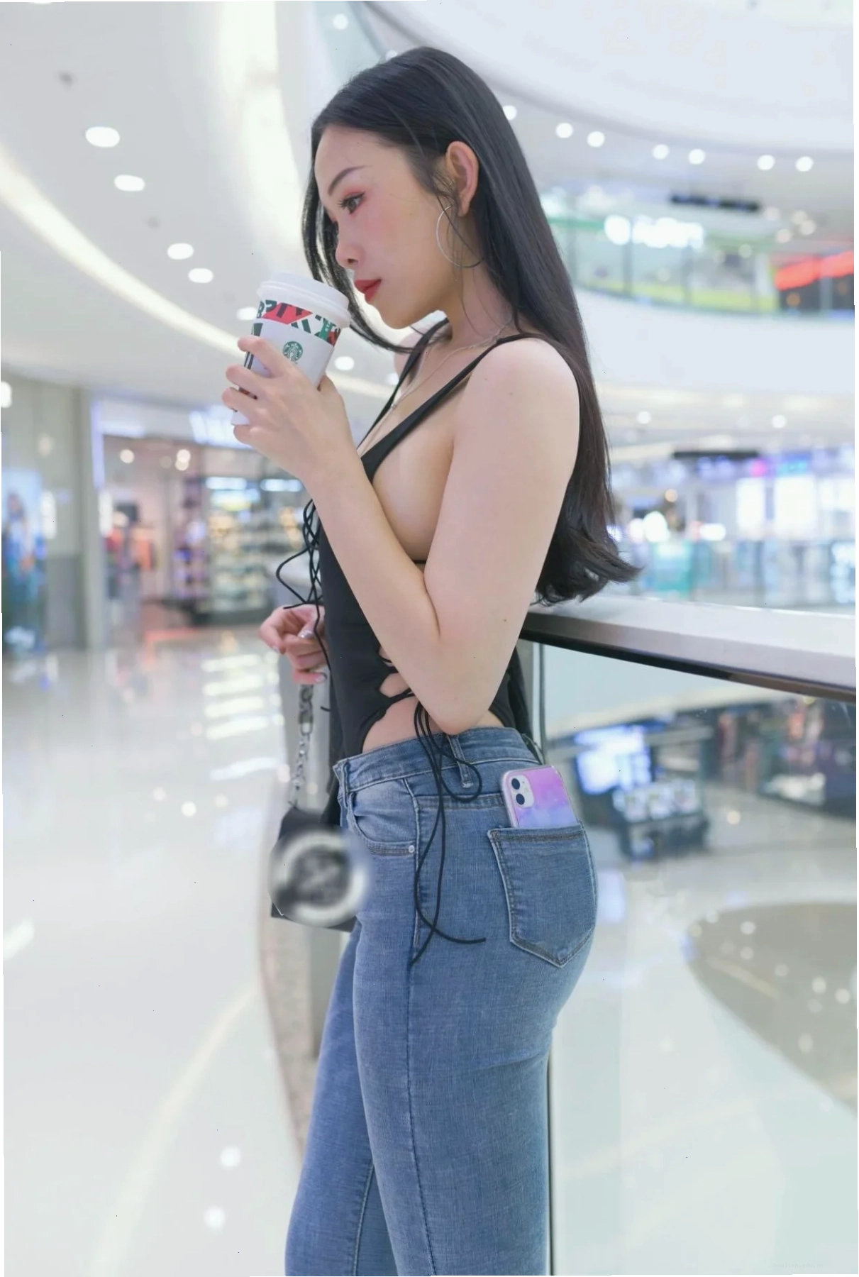 gái xinh mặc áo liền quần