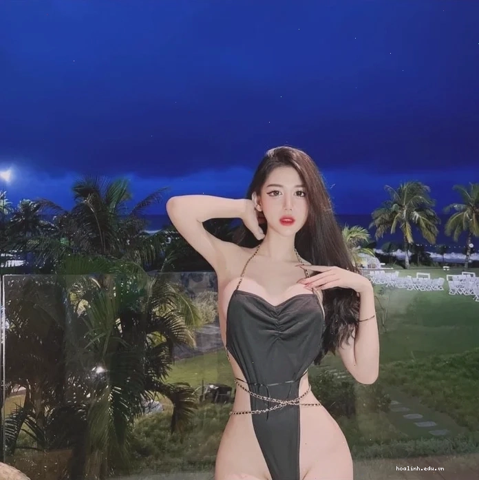 gái xinh mặc áo liền quần