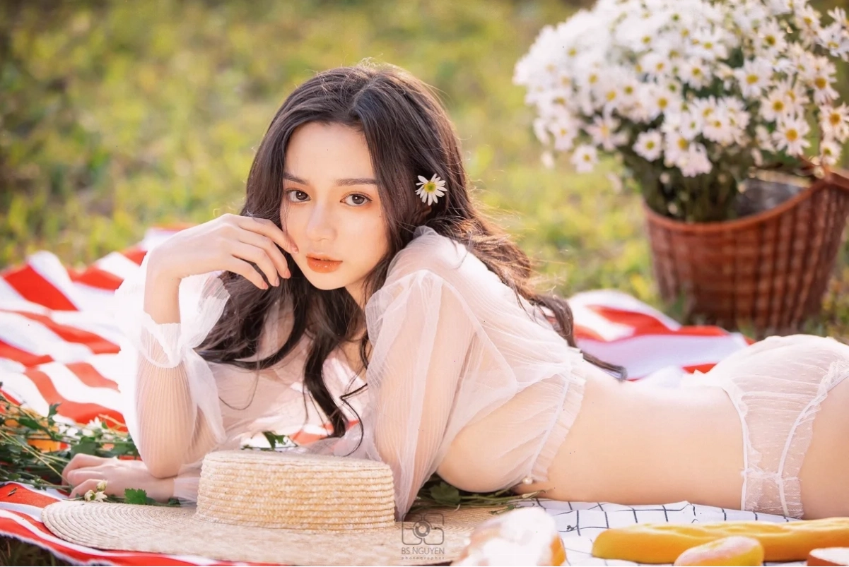 gái xinh mặc áo liền quần