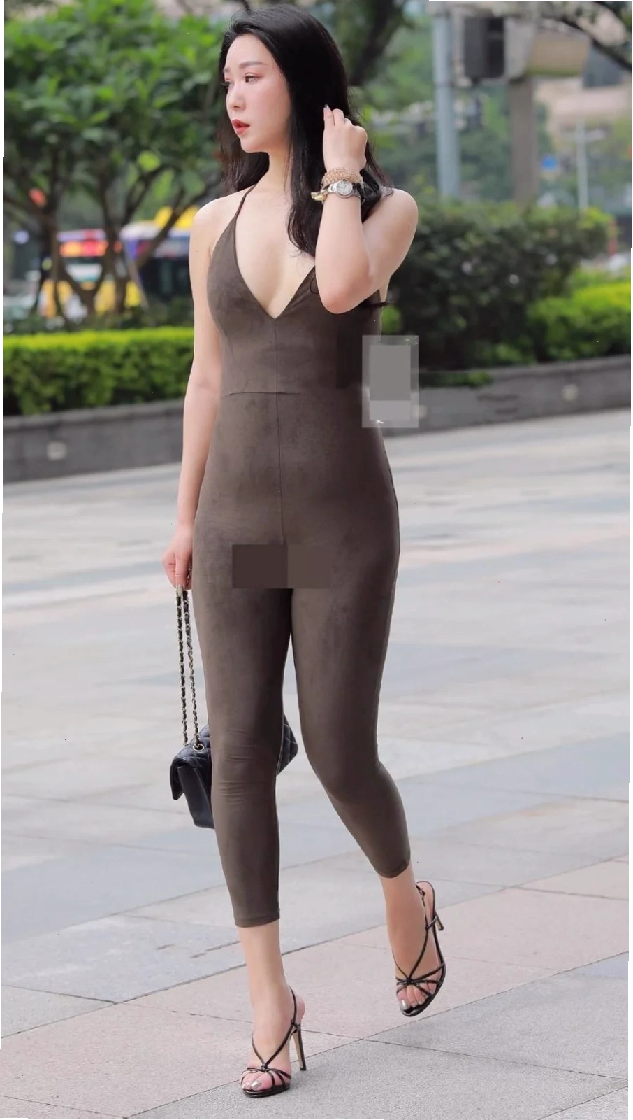 gái xinh mặc áo liền quần