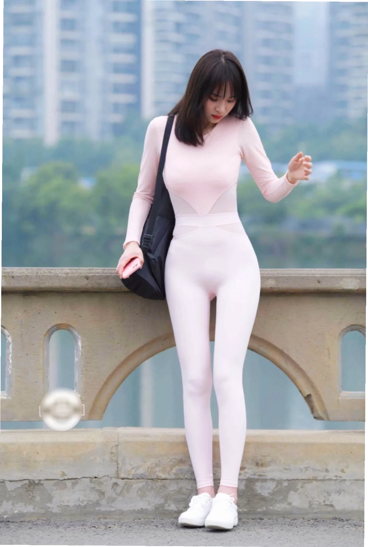 gái xinh mặc áo liền quần