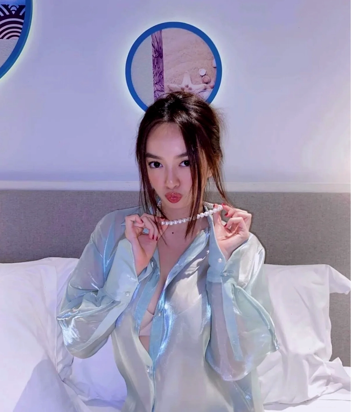 gái xinh mặc áo liền quần