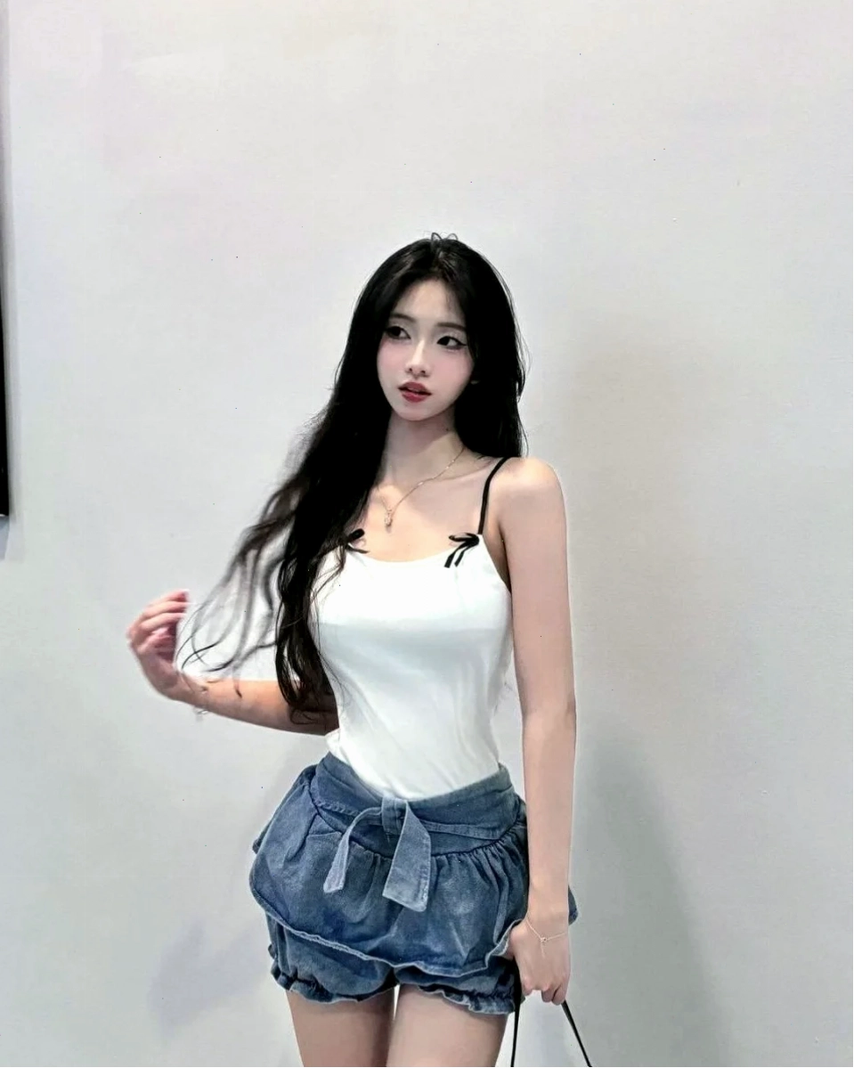 gái xinh mặc áo liền quần