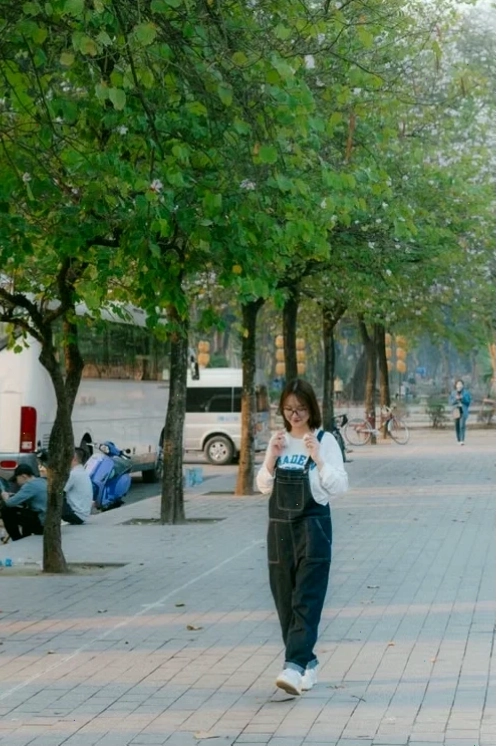 gái xinh mặc áo liền quần