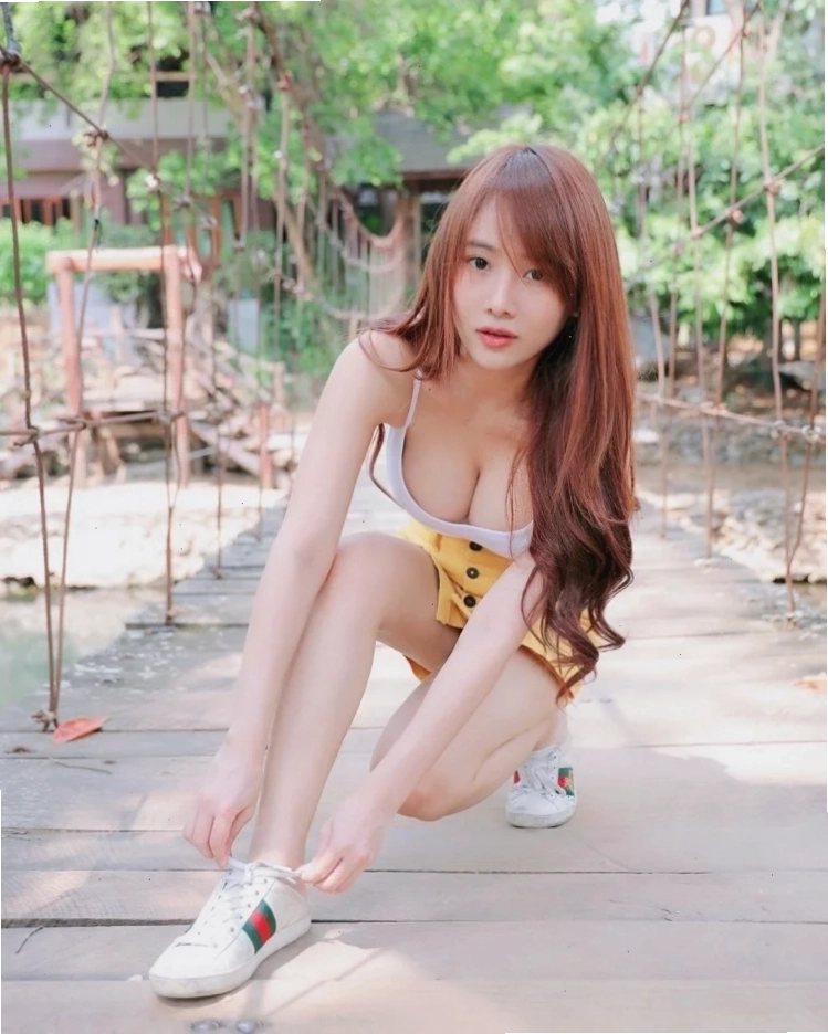 gái xinh mặc áo liền quần