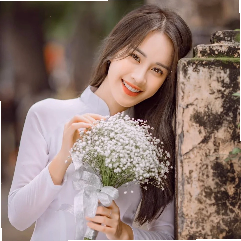 gái xinh mặc áo trắng chụp ảnh với hoa