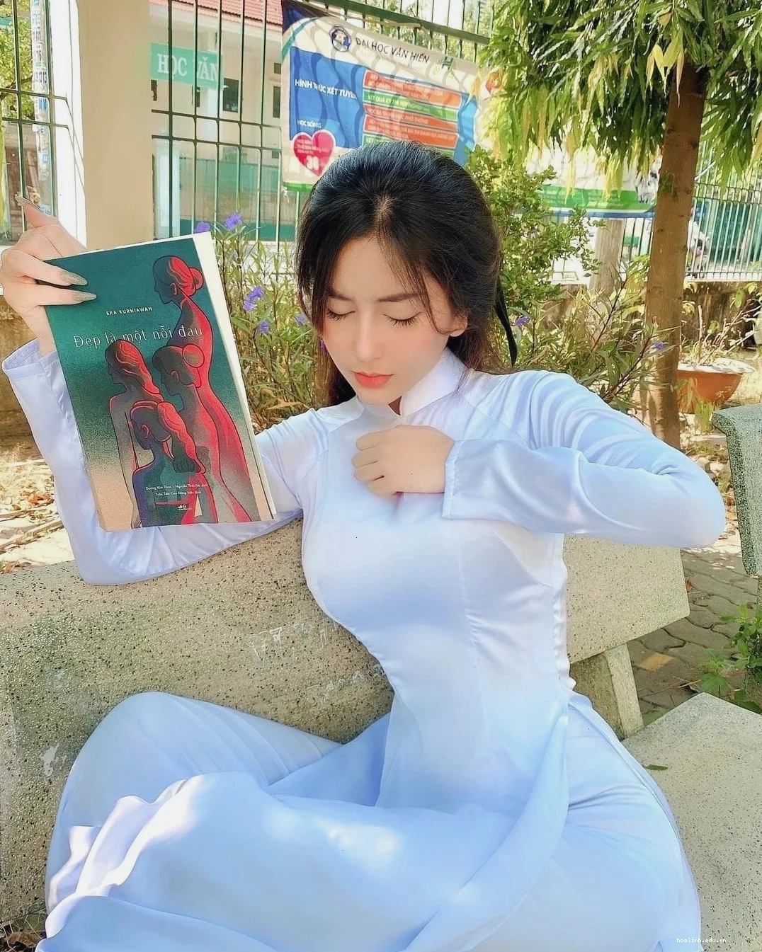 gái xinh mặc áo trắng cổ chữ V