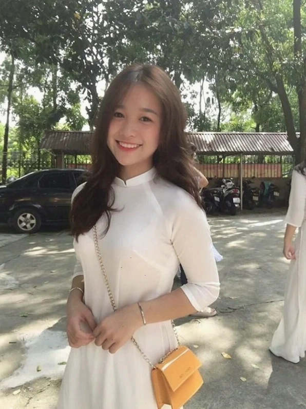 gái xinh mặc áo trắng cổ vuông