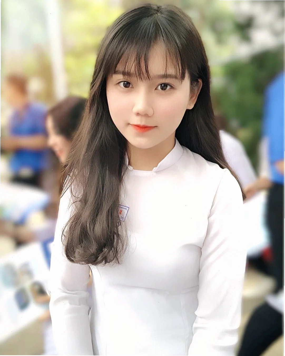 gái xinh mặc áo trắng đi dạo phố