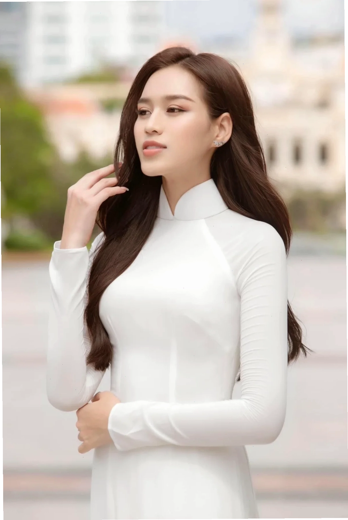 gái xinh mặc áo trắng đi du lịch