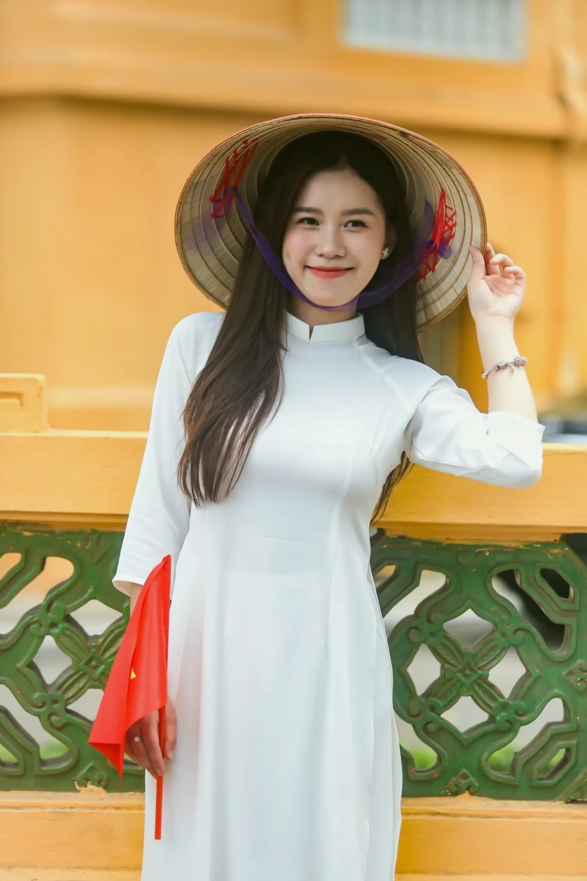 gái xinh mặc áo trắng đi dự tiệc cưới