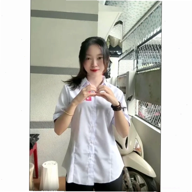 gái xinh mặc áo trắng kết hợp blazer
