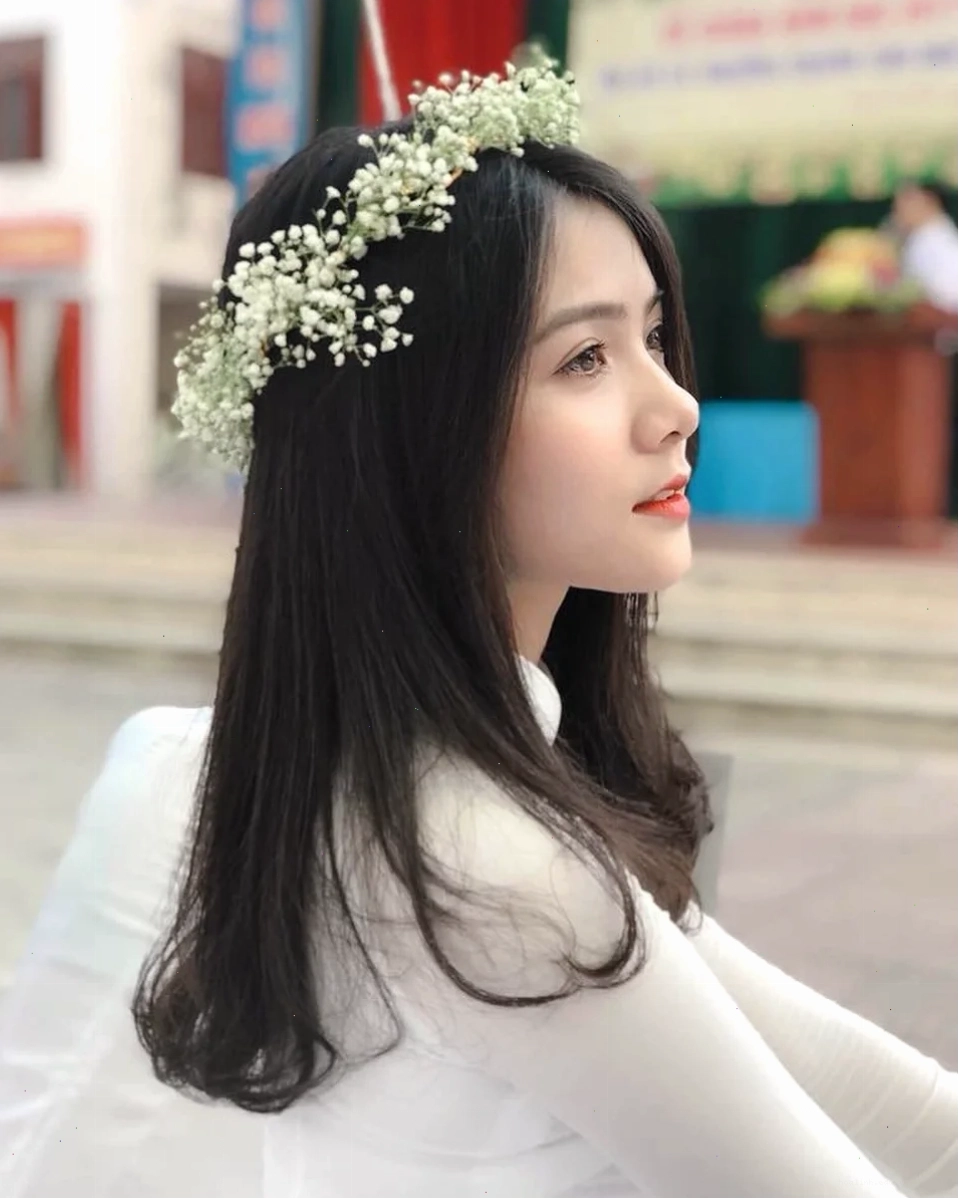 gái xinh mặc áo trắng mỏng dạo phố