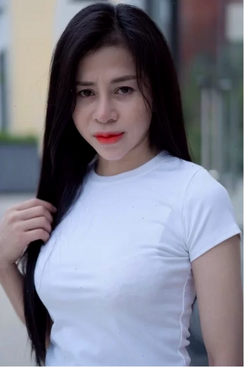 gái xinh mặc áo trắng phối cùng quần jean