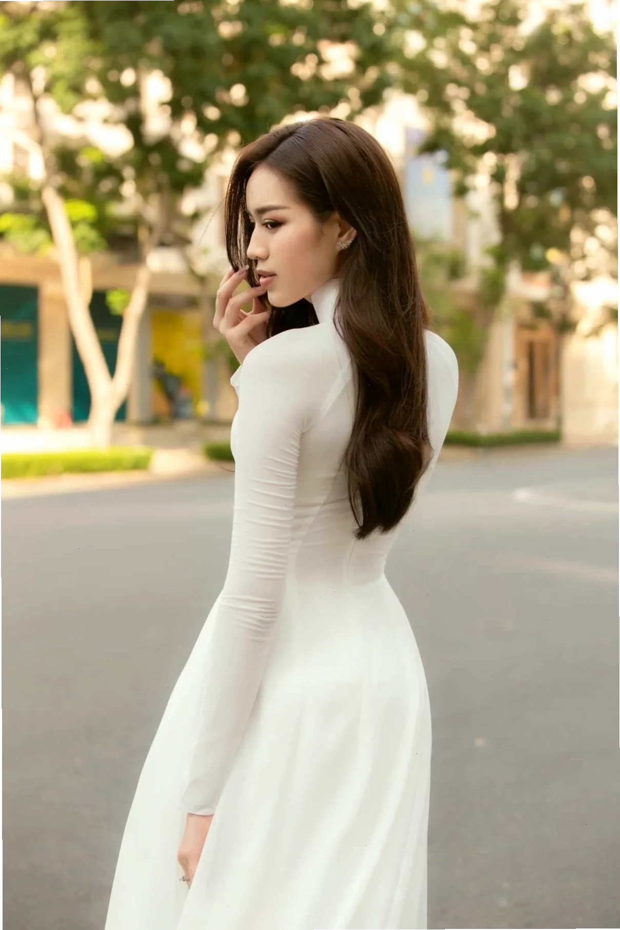 gái xinh mặc áo trắng phối cùng váy midi