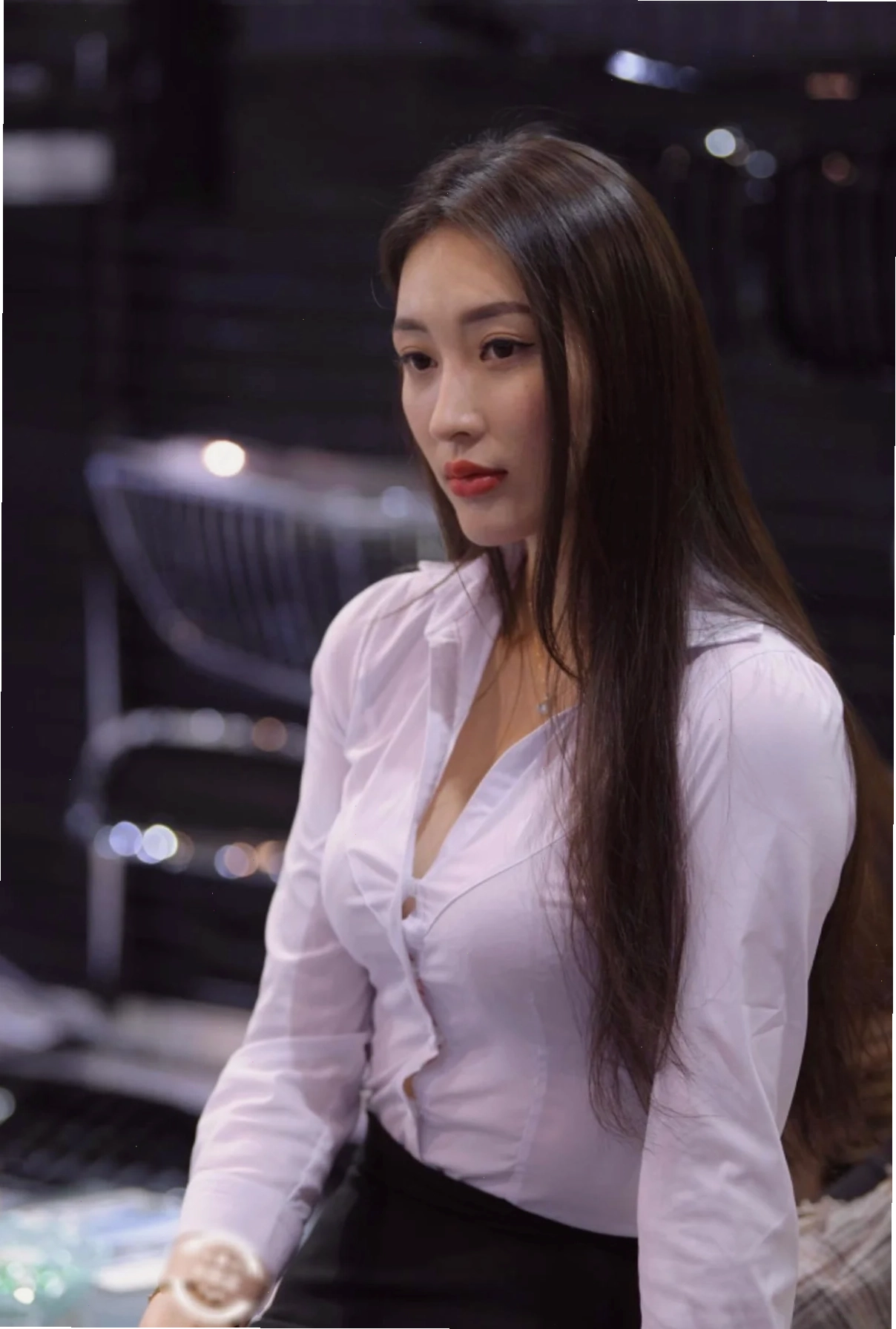 gái xinh mặc áo trắng phong cách vintage