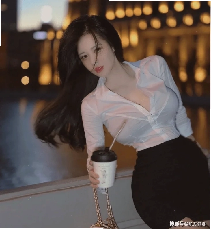 gái xinh mặc áo trắng tại quán cà phê