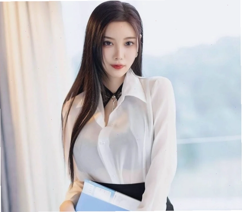 gái xinh mặc áo trắng thanh lịch trong văn phòng
